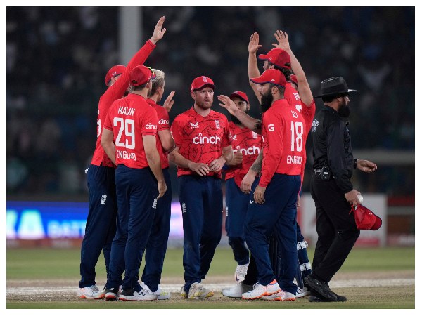 ಇಂಗ್ಲೆಂಡ್ ಆಡುವ ಬಳಗ