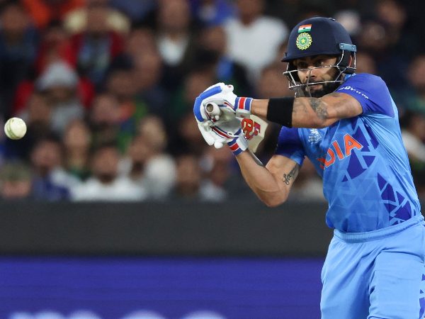 ಕೊಹ್ಲಿ 53 ಎಸೆತಗಳಲ್ಲಿ ಆರು ಬೌಂಡರಿ ಮತ್ತು 4 ಸಿಕ್ಸರ್ ಸಹಿತ 82 ರನ್