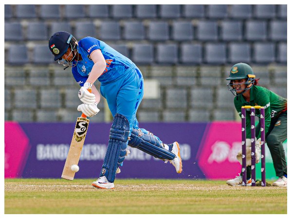 ಇತ್ತಂಡಗಳ ಆಡುವ ಬಳಗ