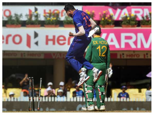 ಬೊಂಬಾಟ್ ಬೌಲಿಂಗ್ ಮಾಡಿದ ಮೊಹಮ್ಮದ್ ಸಿರಾಜ್ ಬೊಂಬಾಟ್ ಬೌಲಿಂಗ್ ಮಾಡಿದ ಮೊಹಮ್ಮದ್ ಸಿರಾಜ್