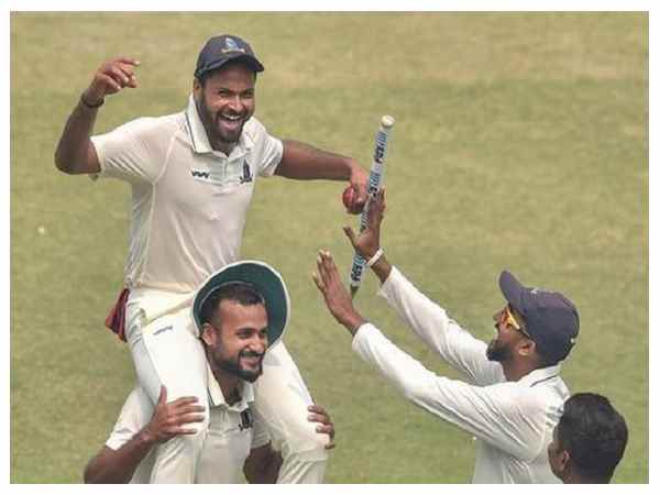 2015ರಲ್ಲಿ ಪ್ರಥಮ ದರ್ಜೆ ಕ್ರಿಕೆಟ್‌ಗೆ ಪದಾರ್ಪಣೆ