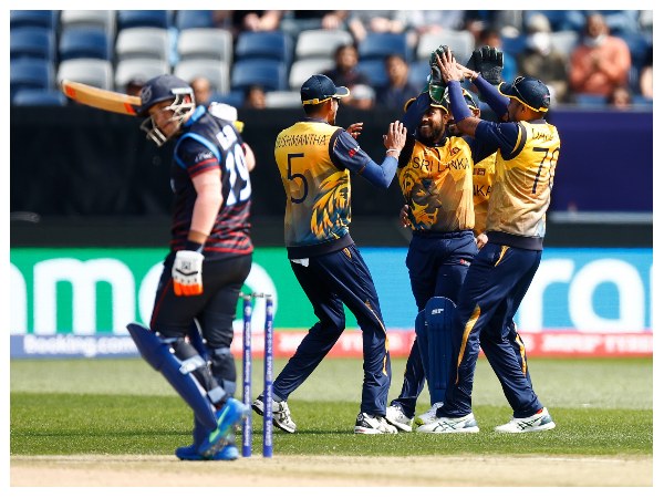 ಇತ್ತಂಡಗಳ ಆಡುವ ಬಳಗ