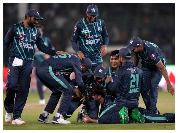 ಇತ್ತಂಡಗಳ ಆಡುವ ಬಳಗ ಇತ್ತಂಡಗಳ ಆಡುವ ಬಳಗ