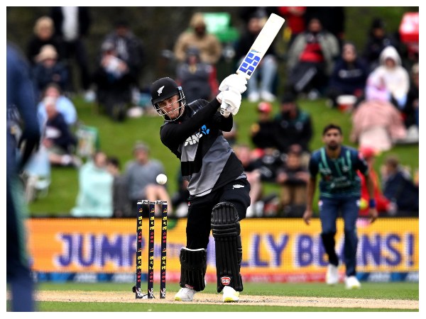 ಇತ್ತಂಡಗಳ ಆಡುವ ಬಳಗ