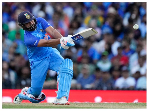 ಇತ್ತಂಡಗಳ ಆಡುವ ಬಳಗ