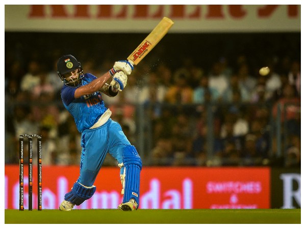 ಎರಡು ಶತಕ ದಾಖಲಿಸಿರುವ ಕೊಹ್ಲಿ