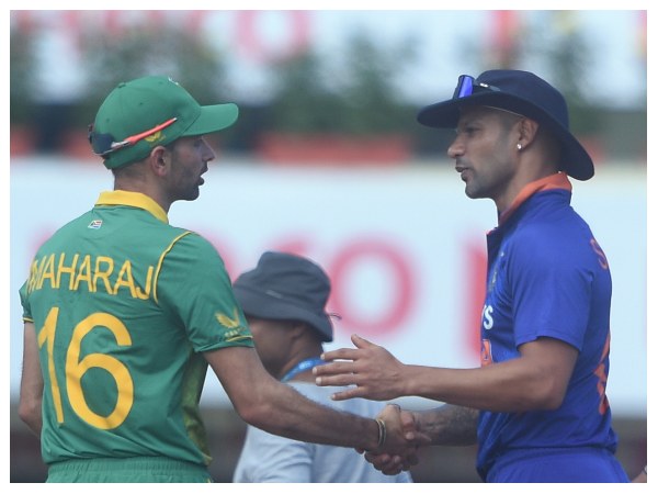 ಇತ್ತಂಡಗಳ ಆಡುವ ಬಳಗ