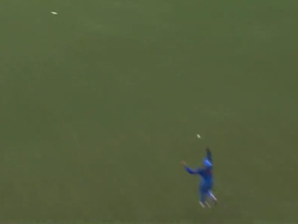 ಒಂದೇ ಕೈನಲ್ಲಿ ಹಿಡಿದ ಮತ್ತೊಂದು ಅದ್ಭುತ ಕ್ಯಾಚ್