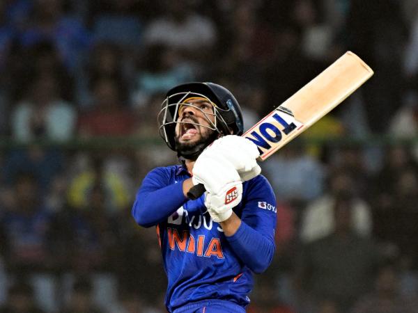 10 ಓವರ್‌ಗಳಲ್ಲಿ 36 ರನ್‌ಗಳನ್ನು ಬಿಟ್ಟುಕೊಟ್ಟ ಆಕಾಶ್ ಪಾಂಡೆ