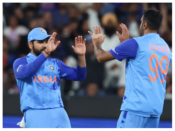 ಬೌಲರ್‌ಗಳನ್ನು ಹೊಣೆಯಾಗಿಸಿದ ರೋಹಿತ್; ಅಭಿಮಾನಿಗಳು ಕಿಡಿ