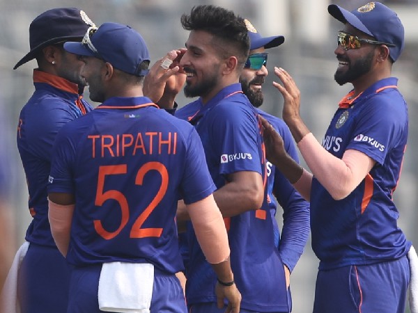 ಆರಂಭದಲ್ಲಿ ಮಿಂಚಿದ ಭಾರತ ಬೌಲರ್ ಗಳು ಆರಂಭದಲ್ಲಿ ಮಿಂಚಿದ ಭಾರತ ಬೌಲರ್ ಗಳು