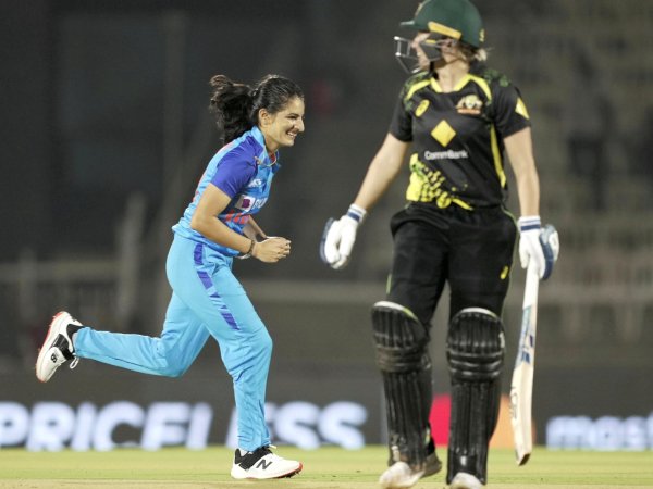 ರೇಣುಕಾ ಸಿಂಗ್ ಎರಡು ವಿಕೆಟ್ ಪಡೆದು ಮಿಂಚಿದರು