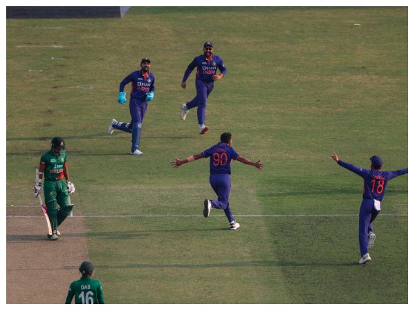 ಇತ್ತಂಡಗಳ ಆಡುವ ಬಳಗ