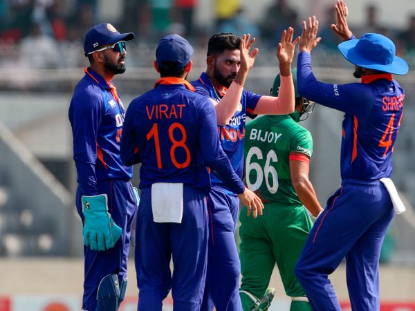 48ನೇ ಓವರ್‌ನಲ್ಲಿ ಒಂದೂ ರನ್ ಗಳಿಸಲು ವಿಫಲವಾದ ಸಿರಾಜ್