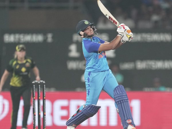 ಪ್ರೇಕ್ಷಕರು ಕುರ್ಚಿ ತುದಿಗೆ ಕುಳಿತು ಪಂದ್ಯ ವೀಕ್ಷಿಸಿದರು