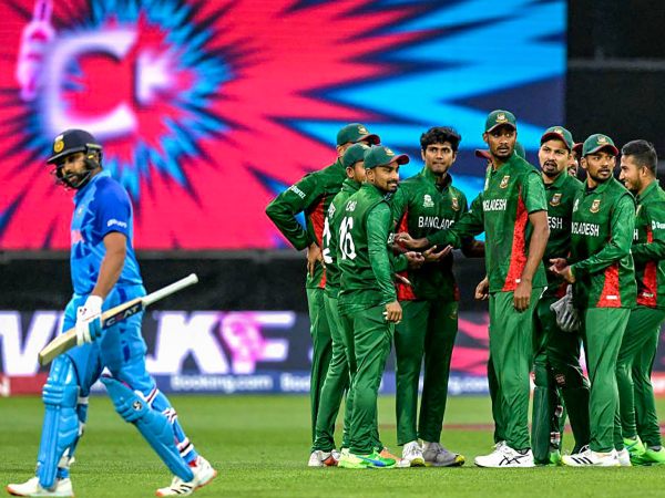 ಕೊನೆಯ ಎರಡು ಎಸೆತಗಳಲ್ಲಿ 12 ರನ್ ಗಳಿಸಬೇಕಿದ್ದ ಭಾರತ ಕೊನೆಯ ಎರಡು ಎಸೆತಗಳಲ್ಲಿ 12 ರನ್ ಗಳಿಸಬೇಕಿದ್ದ ಭಾರತ