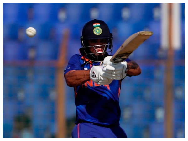 ಇತ್ತಂಡಗಳ ಆಡುವ ಬಳಗ