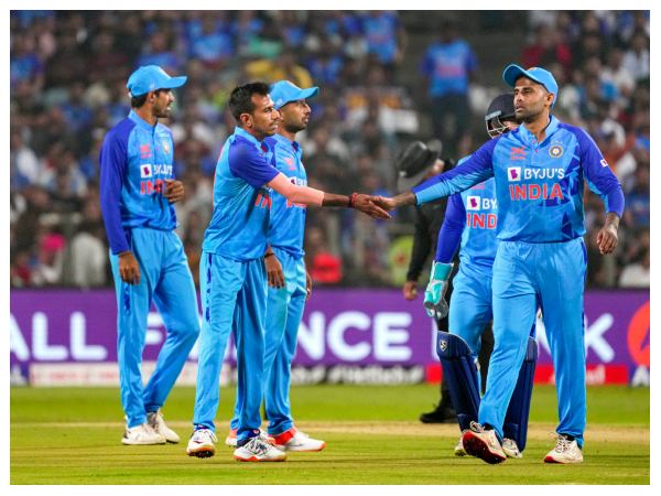 ಇತ್ತಂಡಗಳ ಆಡುವ ಬಳಗ 