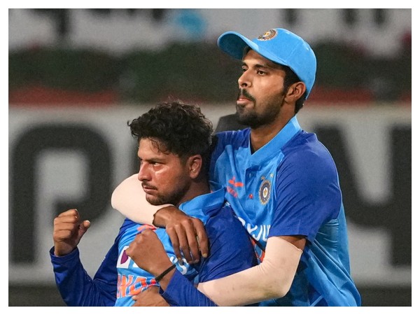 ಇತ್ತಂಡಗಳ ಆಡುವ ಬಳಗ