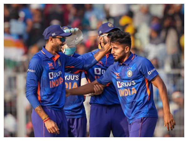 ಇತ್ತಂಡಗಳ ಆಡುವ ಬಳಗ