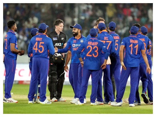 ಇತ್ತಂಡಗಳ ಆಡುವ ಬಳಗ