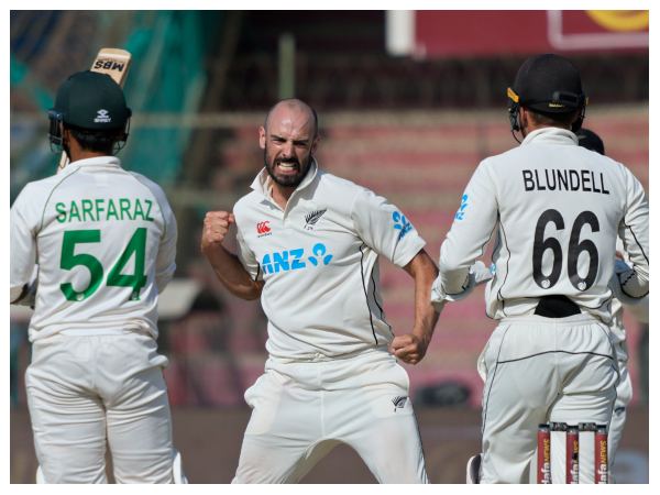 ಇತ್ತಂಡಗಳ ಆಡುವ ಬಳಗ