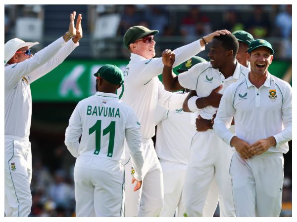 ಇತ್ತಂಡಗಳ ಆಡುವ ಬಳಗ