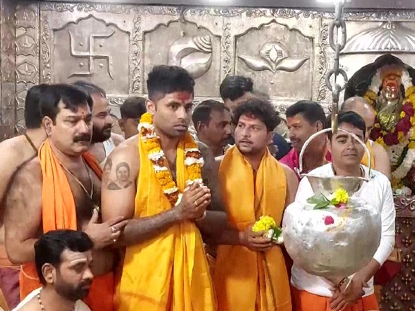 Team India Players Visit Mahakaleshwar Temple In Ujjain : Prayed For Rishabh Pants Speedy Recovery