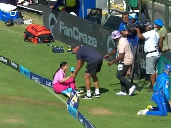 SA20 League: Fielder Crashes With Presenter Zainab Abbas On Boundary Line; Video Goes Viral