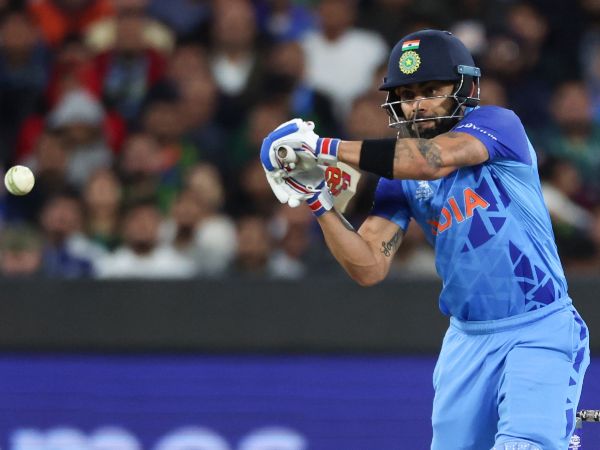 ಎರಡು ಬ್ಯಾಕ್-ಟು-ಬ್ಯಾಕ್ ಸಿಕ್ಸರ್‌ಗಳನ್ನು ಹೊಡೆದ ವಿರಾಟ್ ಕೊಹ್ಲಿ