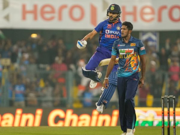 ವಿರಾಟ್ ಕೊಹ್ಲಿ ಕೇವಲ 102 ಪಂದ್ಯಗಳಲ್ಲಿ 20 ಶತಕ ವಿರಾಟ್ ಕೊಹ್ಲಿ ಕೇವಲ 102 ಪಂದ್ಯಗಳಲ್ಲಿ 20 ಶತಕ