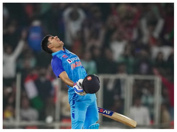 ಶುಬ್ಮನ್ ಗಿಲ್, ಮೂರು ಮಾದರಿಯಲ್ಲೂ ಶತಕ ಸಿಡಿಸಿದ ಕಿರಿಯ ಆಟಗಾರ