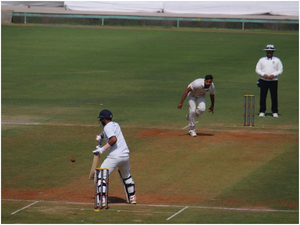 ಒಂದೇ ಕೈನಲ್ಲಿ ಬ್ಯಾಟಿಂಗ್ 