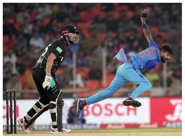 ಬ್ಯಾಟಿಂಗ್ ಹಾಗೂ ಬೌಲಿಂಗ್ನಲ್ಲಿ ಮಿಂಚಿದ ಹಾರ್ದಿಕ್ ಬ್ಯಾಟಿಂಗ್ ಹಾಗೂ ಬೌಲಿಂಗ್ನಲ್ಲಿ ಮಿಂಚಿದ ಹಾರ್ದಿಕ್