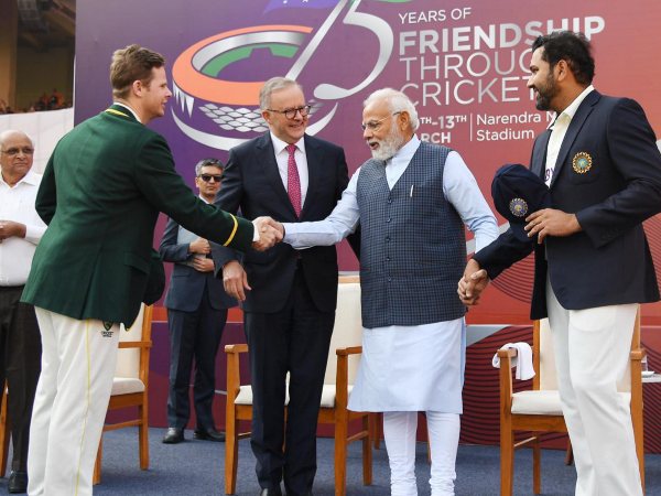 ಉಭಯ ತಂಡದ ನಾಯಕರಿಗೆ ಟೆಸ್ಟ್‌ ಕ್ಯಾಪ್ ಹಸ್ತಾಂತರಿಸಿದ ಪ್ರಧಾನಿಗಳು