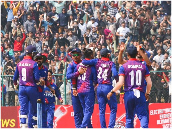 Nepal vs UAE : Fans Are Climb the Trees To Watch the Cricket Match: Photo Went Viral