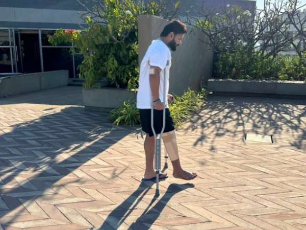 Former Cricketers Harbhajan Singh, Suresh Raina, Sreesanth Meet Rishabh Pant And Wish Speedy Recover