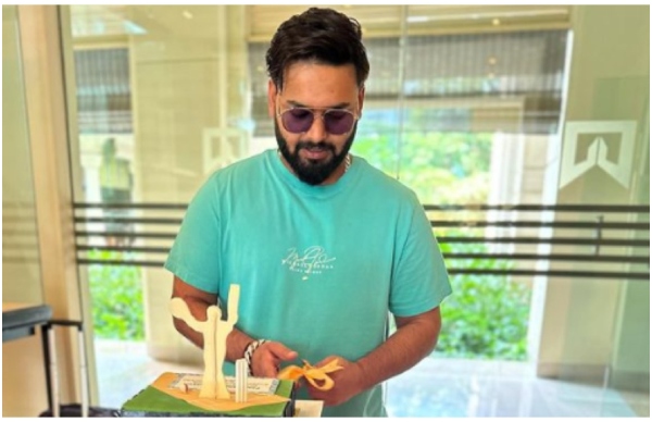 MS Dhoni Birthday: Rishabh Pant cuts a cake for Former Indian skipper