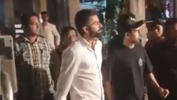 Virat Kohli Poses To Camera With Students And Police In Bengaluru