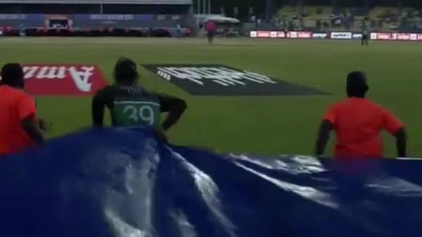 India Pakistan Match: This Pakistan Player offers helping hands to Ground staff During Rain