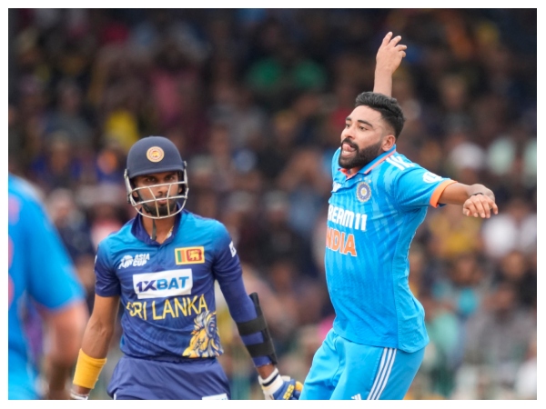 Golden Hearted Mohammed Siraj donated his Man of the match award money to ground staff 