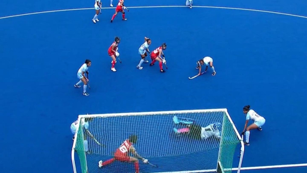  ಮಂಗಳವಾರ, ಅಕ್ಟೋಬರ್ 3ರಂದು ಚೀನಾದ ಹ್ಯಾಂಗ್‌ಝೌನಲ್ಲಿ ನಡೆದ 2023ರ ಏಷ್ಯನ್ ಗೇಮ್ಸ್‌ನ ಮಹಿಳಾ ಹಾಕಿ ಸ್ಪರ್ಧೆಯಲ್ಲಿ ಭಾರತೀಯ ಮಹಿಳಾ ತಂಡವು ಹಾಂಗ್‌ಕಾಂಗ್ ಮಹಿಳಾ ತಂಡವನ್ನು 13-0 ಅಂತರದಿಂದ ಸೋಲಿಸಿ ಸೆಮಿಫೈನಲ್ ಪ್ರವೇಶಿಸಿತು. ಭಾರತದ ಸ್ಟ್ರೈಕರ್‌ಗಳಾದ ವಂದನಾ ಕಟಾರಿಯಾ, ಉಪನಾಯಕಿ ದೀಪ್ ಗ್ರೇಸ್ ಎಕ್ಕಾ ಮತ್ತು ದೀಪಿಕಾ ತಲಾ ಹ್ಯಾಟ್ರಿಕ್ ಗೋಲು ಗಳಿಸಿದರು. ಭಾರತದ ಕೊನೆಯ ಪೂಲ್ ಪಂದ್ಯದಲ್ಲಿನ ಈ ಗೆಲುವು ತಂಡವನ್ನು ಸೆಮಿಫೈನಲ್‌ಗೆ ಮುನ್ನಡೆಸಿದ್ದು, ಪದಕದ ಆಸೆ ಜೀವಂತವಾಗಿರಿಸಿತು. ವಂದನಾ ಕಟಾರಿಯಾ 2, 16 ಮತ್ತು 48ನೇ ನಿಮಿಷಗಳಲ್ಲಿ ಗೋಲು ಗಳಿಸಿ ಮೈದಾನದಲ್ಲಿ ಭಾರತಕ್ಕೆ ಅದ್ಭುತ ಶಕ್ತಿ ತುಂಬಿದರು. ಇನ್ನು ಡೀಪ್ ಗ್ರೇಸ್ ಎಕ್ಕಾ 11, 34 ಮತ್ತು 42ನೇ ನಿಮಿಷಗಳಲ್ಲಿ ಪೆನಾಲ್ಟಿ ಕಾರ್ನರ್‌ಗಳನ್ನು ಗೋಲುಗಳಾಗಿ ಪರಿವರ್ತಿಸಿದರು ಮತ್ತು ದೀಪಿಕಾ 4, 54 ಮತ್ತು 58ನೇ ನಿಮಿಷಗಳಲ್ಲಿ ಗೋಲು ಗಳಿಸುವ ಮೂಲಕ ಗೋಲುಗಳ ಸುರಿಮಳೆಯನ್ನು ಮುಂದುವರೆಸಿದರು. ಸಂಗೀತಾ ಕುಮಾರಿ, ಮೋನಿಕಾ, ನವನೀತ್ ಕೌರ್ ಕೂಡ ತಲಾ ಒಂದೊಂದು ಗೋಲು ಬಾರಿಸಿ ಭಾರತ ತಂಡದ ಗೆಲುವಿಗೆ ಕಾರಣರಾದರು.