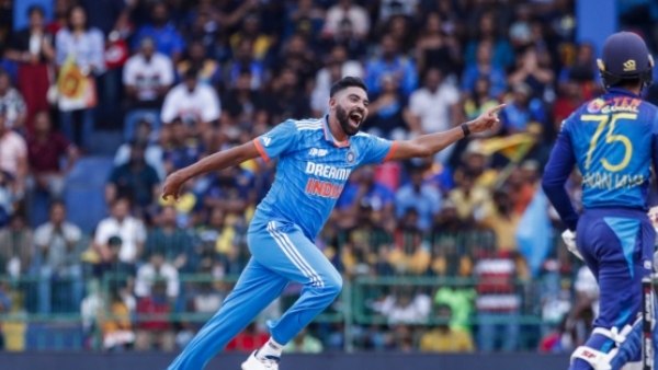 Team India Seamer Mohammed Siraj Powerful Performance In Power Play Against Australia