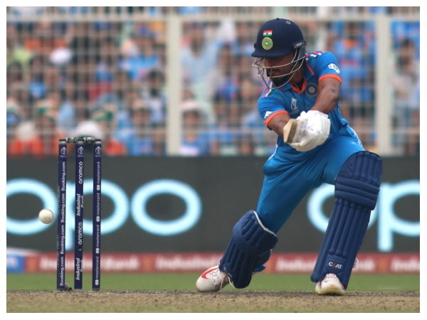 Virat Kohli and Shreyas Iyer recieve message from Rohit Sharma by Ishan Kishan 