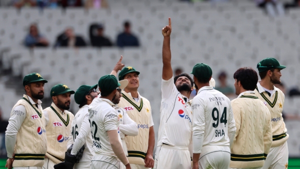AUS vs PAK TEST: Aussies All Out for 318, Pak Pacers Rock