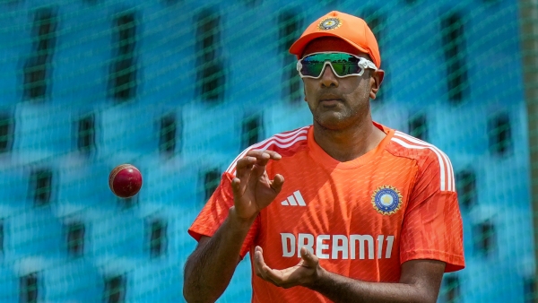 How to play against Ashwin? kevin pietersen taught Guru Mantra to England batsmen How to play against Ashwin? kevin pietersen taught Guru Mantra to England batsmen