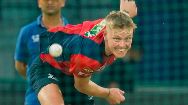 Australian cricketer Nathan Ellis hurts himself during a diving catch attempt in BBL