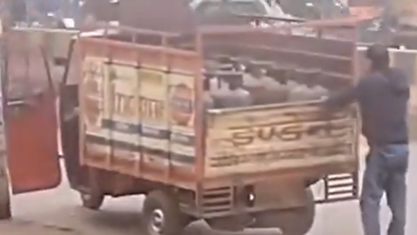 Team India star player Rinku Singh’s Father delivers LPG Cylinders, video goes viral 