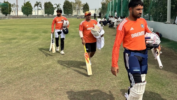 Sarfaraz Khan: Pappa Kehate Hai Bada Naam Karega.. Father Cant Control His Tears Big Hug With Dad