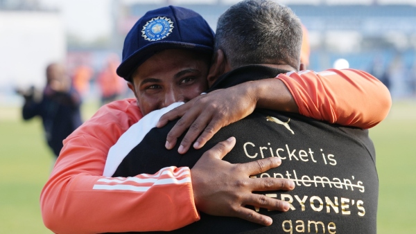 Sarfaraz Khan: Pappa Kehate Hai Bada Naam Karega.. Father Cant Control His Tears Big Hug With Dad